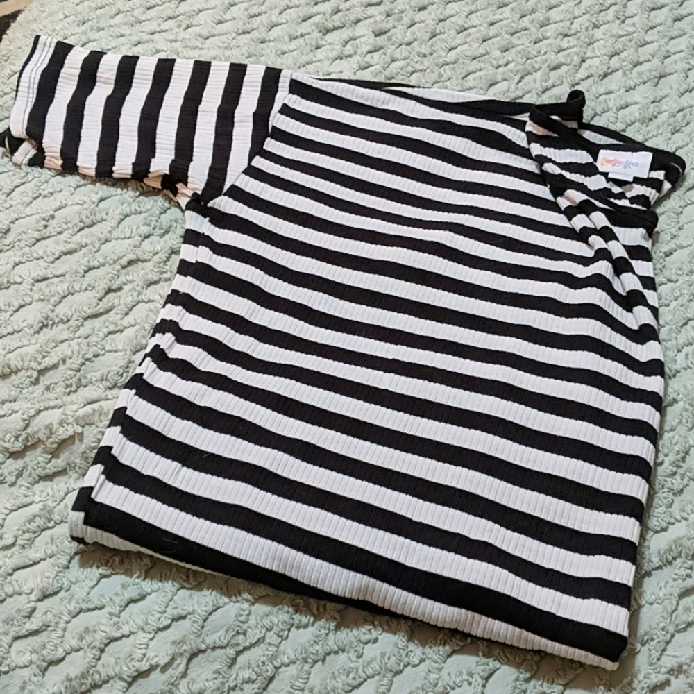 LuLaRoe B/W Hi-Lo striped stretchy shirt